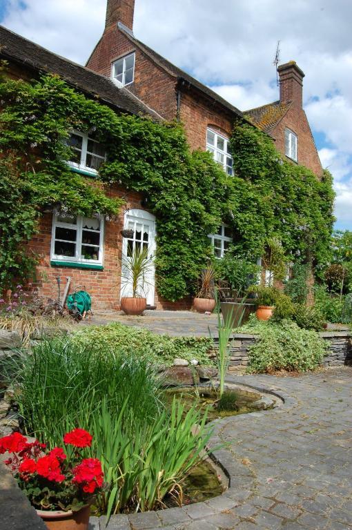 Old Ivy House Bed & Breakfast 너니턴 외부 사진